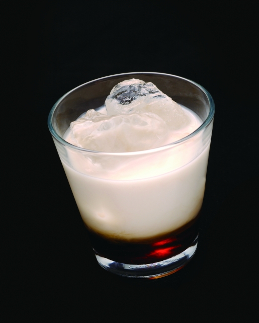 カルーアミルク コーヒーリキュールとミルクの甘いカクテル